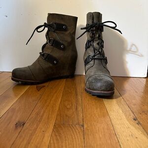 Sorel Dark Green Joan of Arctic Wedge Boots Lace-Up Design water proof 71/2